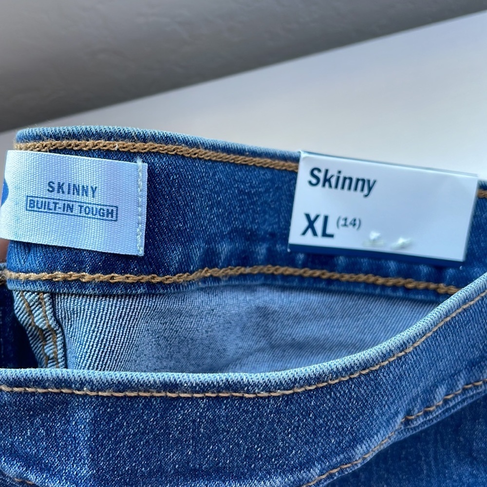 Medium wash skinny jean NWT - Picture 2 of 4